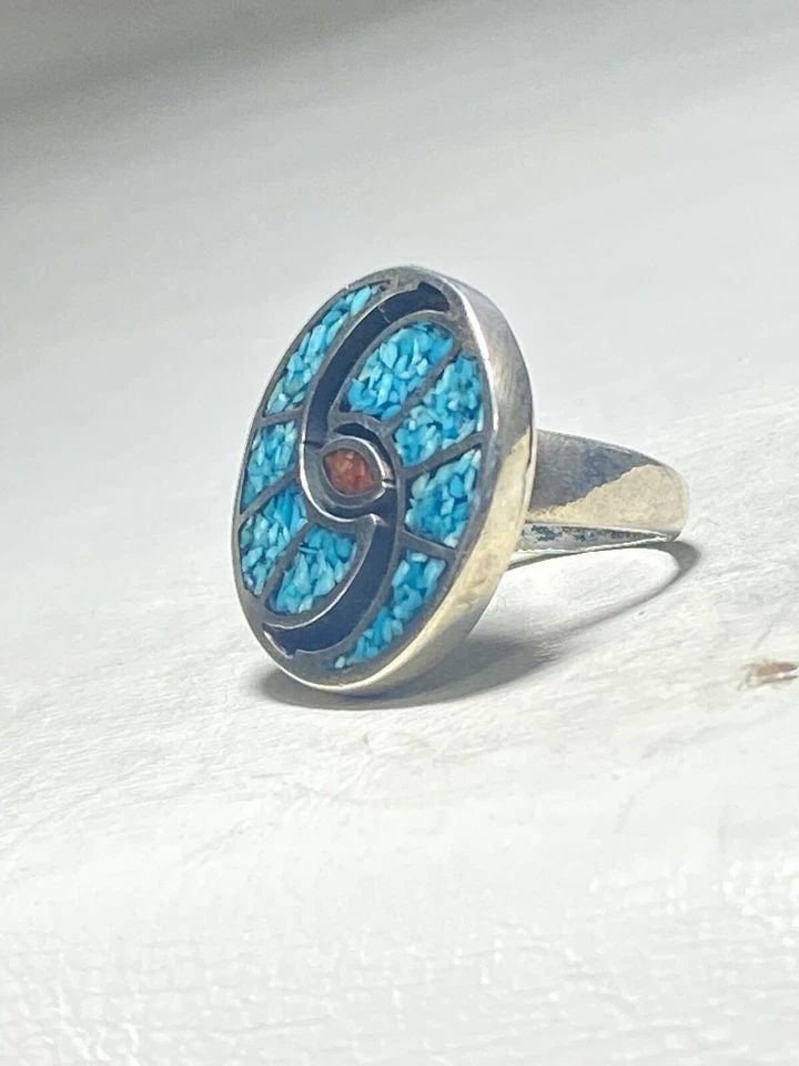 TURQUOISE CHIP RING CORAL HUMMINGBIRD DESIGN SOUTHWEST STERLING SILVER WOMEN: TURQUOISE CHIP RING CORAL HUMMINGBIRD DESIGN SOUTHWEST STERLING SILVER WOMEN Turquoise chip ring coral hummingbird design southwest sterling silver women Size 7.25 Weight 10g Diameter 15/16" Thinnest 