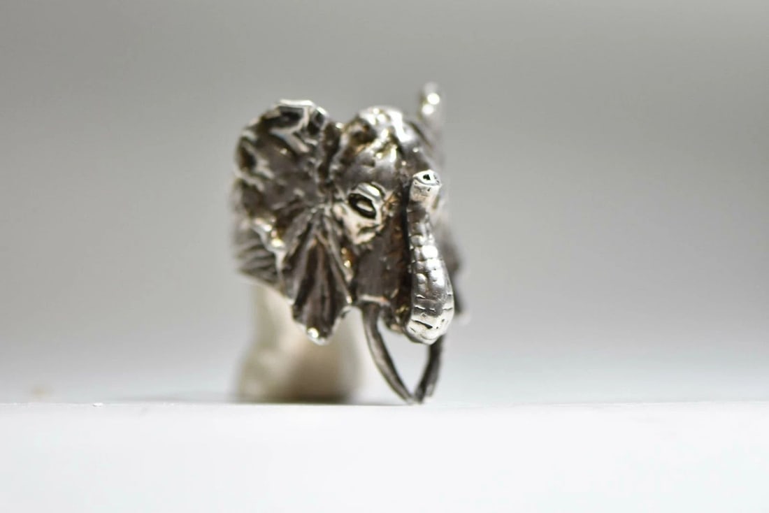 ELEPHANT RING GOOD LUCK BAND STERLING SILVER MEN WOMEN: ELEPHANT RING GOOD LUCK BAND STERLING SILVER MEN WOMEN elephant ring good luck band sterling silver men women Size 9.25 Weight 15.9g length of front face 1 1/2" Thinnest part of band 3/16" Delivered i