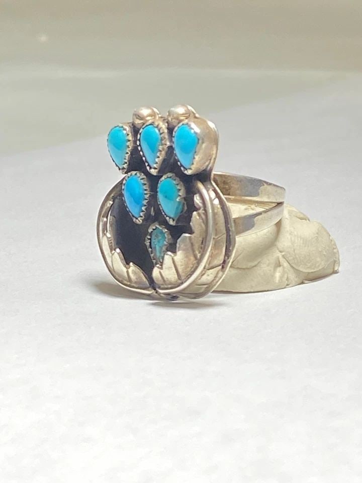 TURQUOISE RING NAVAJO SOUTHWEST STERLING SILVER WOMEN: TURQUOISE RING NAVAJO SOUTHWEST STERLING SILVER WOMEN Turquoise ring tribal petite point southwest Sterling Silver women Size 5.75 Between a size 5.75 and a size 6 Weight 7.7g Length of front 1" Width