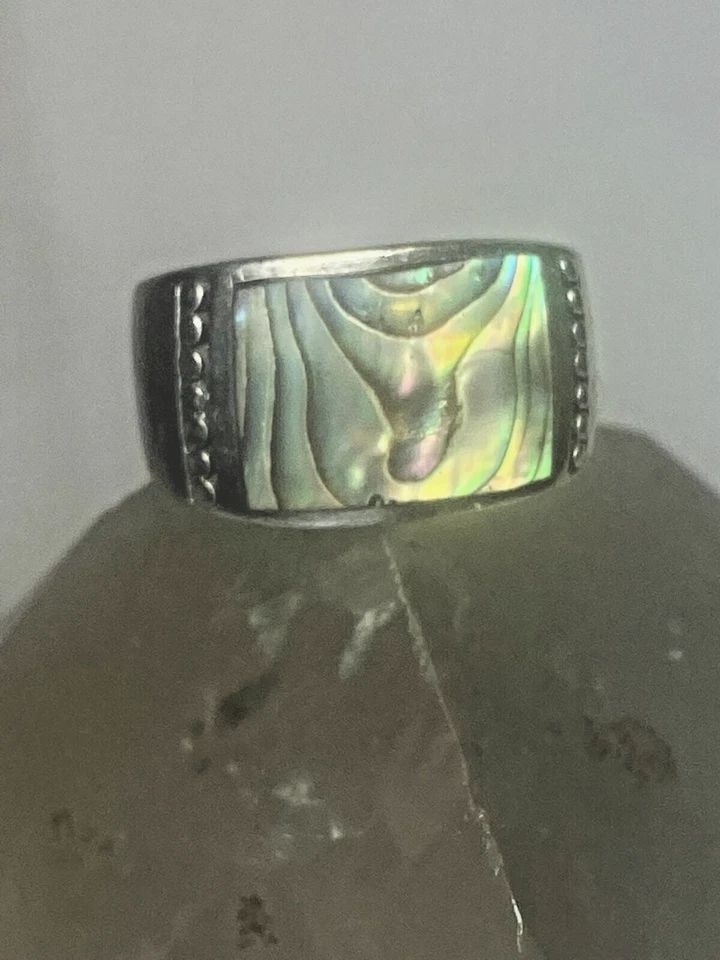 ABALONE RING CIGAR BAND STERLING SILVER WOMEN GIRLS BOYS: ABALONE RING CIGAR BAND STERLING SILVER WOMEN GIRLS BOYS Abalone ring cigar band sterling silver women girls boys Size 5 Between a size 5 and a size 5.25 Weight 6g Widest part 3/8" Thinnest part 3/16"