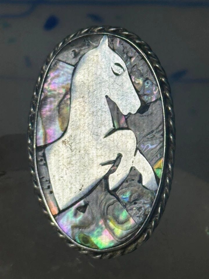 HORSE RING SIZE 5.75 MOTHER OF PEARL STERLING SILVER WOMEN GIRLS: HORSE RING SIZE 5.75 MOTHER OF PEARL STERLING SILVER WOMEN GIRLS Horse ring size 5.75 abalone Mother of pearl sterling silver women girls Size 5.75 Between a size 5.75 and a size 6 Weight 8.6g Length 