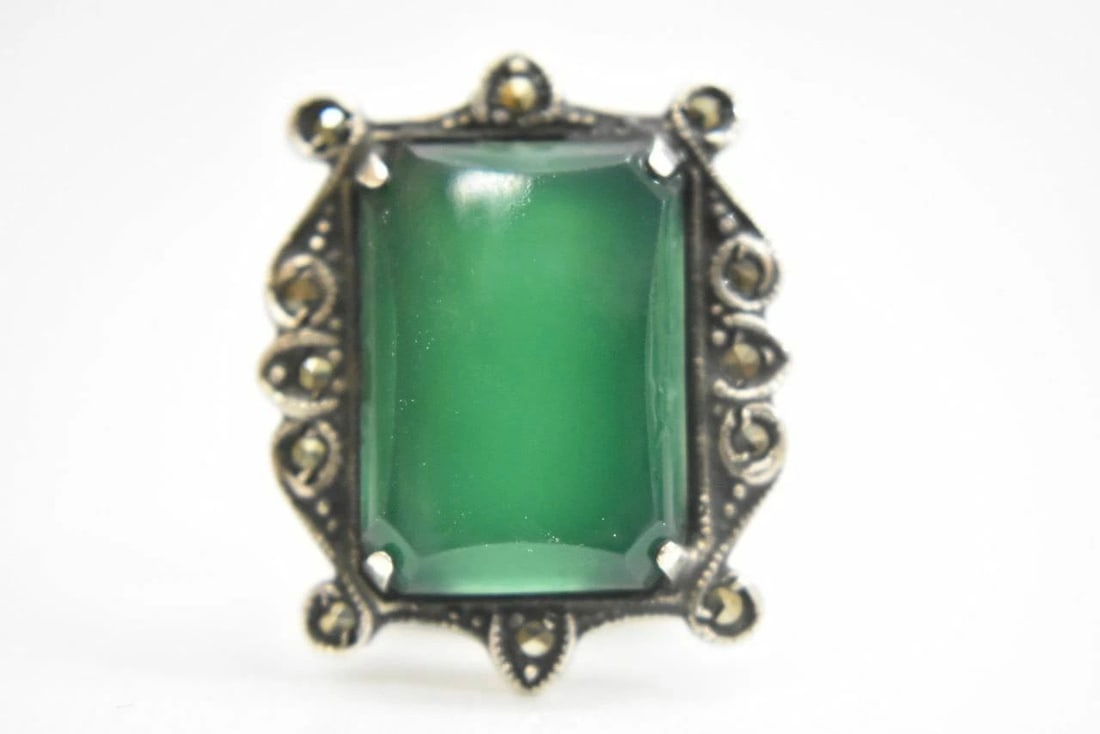 GREEN RING ART DECO STERLING SILVER GIRLS WOMEN PINKY SIZE 4: GREEN RING ART DECO STERLING SILVER GIRLS WOMEN PINKY SIZE 4 Green ring Art Deco sterling silver girls women pinky AS IS *****The band is bent See Photos ***Wearable as is ***** Size 4 Weight 5.7g Wid