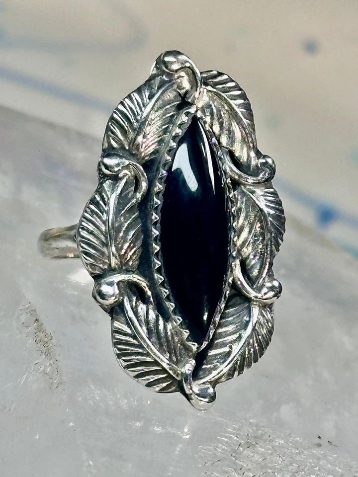 NAVAJO RING LEAVES ONYX SIZE 7 STERLING SILVER WOMEN GIRLS: NAVAJO RING LEAVES ONYX SIZE 7 STERLING SILVER WOMEN GIRLS Navajo ring leaves onyx size 7 sterling silver women Size 7 Weight. 6.21g Length 1. 1/4" Width 3/4" Thinnest part of band 1/8"