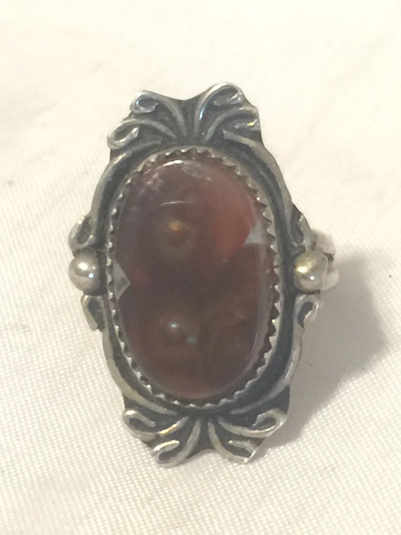 VINTAGE STERLING SILVER SOUTHWEST TRIBAL RING FIRE AGATE SIZE 4.25 2.4G: VINTAGE STERLING SILVER SOUTHWEST TRIBAL RING FIRE AGATE SIZE 4.25 2.4G Vintage Sterling Silver Southwest Tribal Ring Fire Agate Size 4.50 Weight 3.7g Length 1" Width 5/8" Delivered in a Gift Box