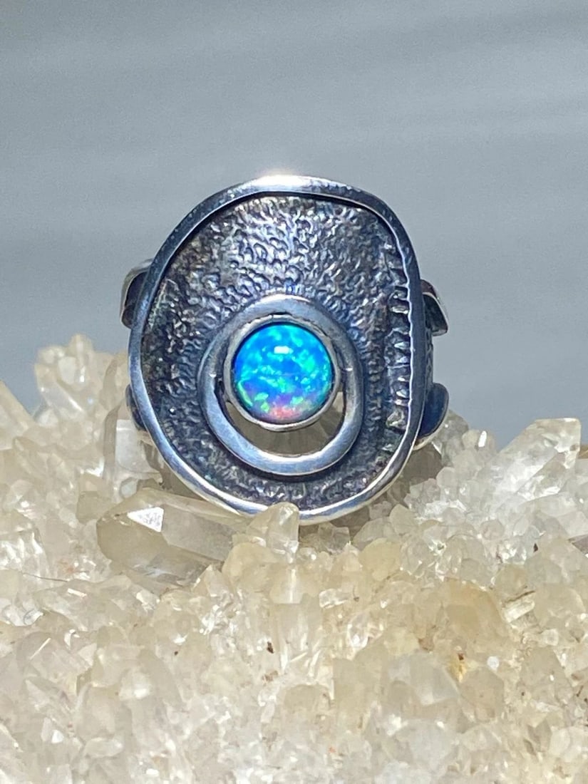 OPAL RING SIZE 7.25 FLORAL ABSTRACT BAND STERLING SILVER WOMEN GIRLS: OPAL RING SIZE 7.25 FLORAL ABSTRACT BAND STERLING SILVER WOMEN GIRLS Lab Opal ring floral abstract band sterling silver women girls Size 7.25 Between a size 7.25 and a size 7.50 Weight. 6.7g Length 7/