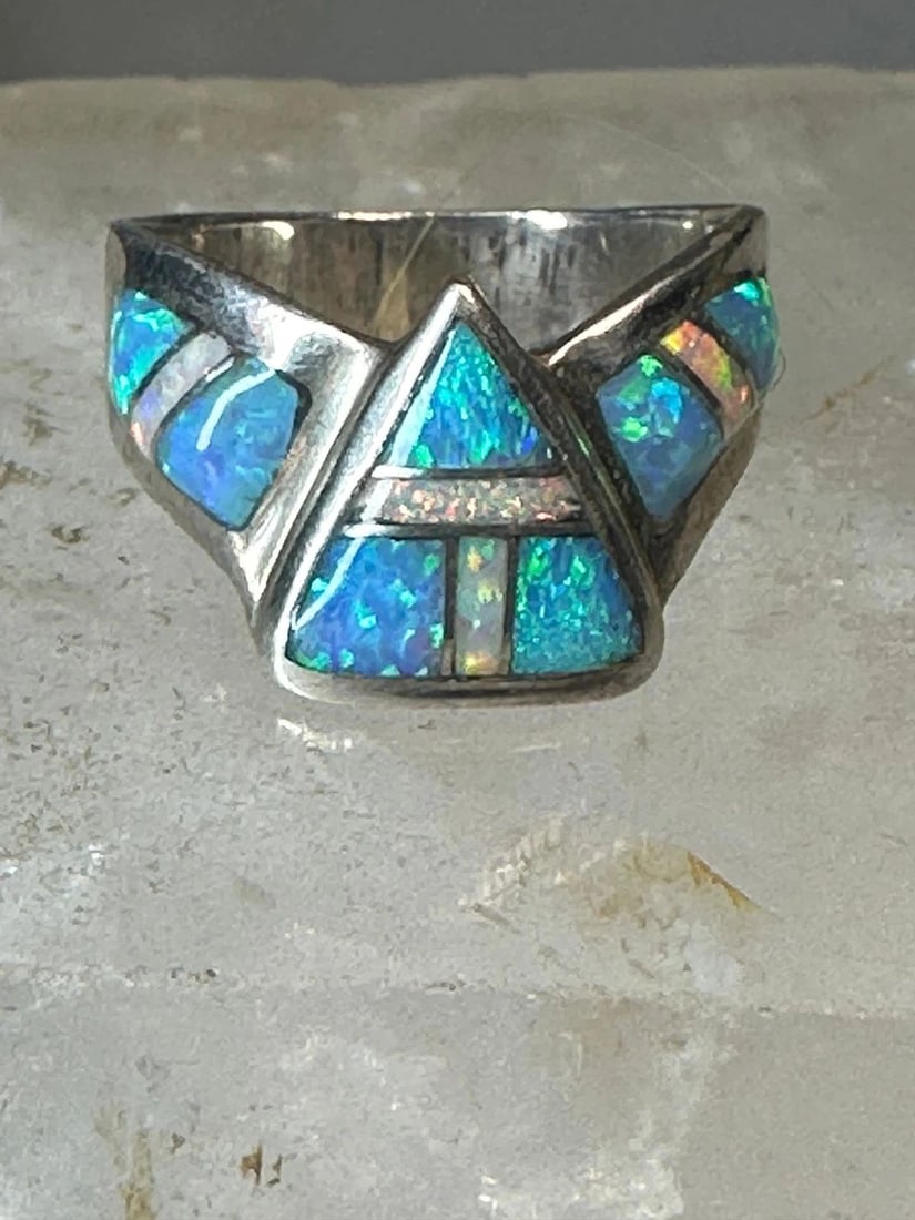 LAB OPAL RING SOUTHWEST BAND SIZE 5.75 STERLING SILVER WOMEN: LAB OPAL RING SOUTHWEST BAND SIZE 5.75 STERLING SILVER WOMEN Lab Opal ring southwest band size 5.75 sterling silver women Size 5.75 Weight 3.3g Width 3/8" Thinnest part of band in back 3/16"