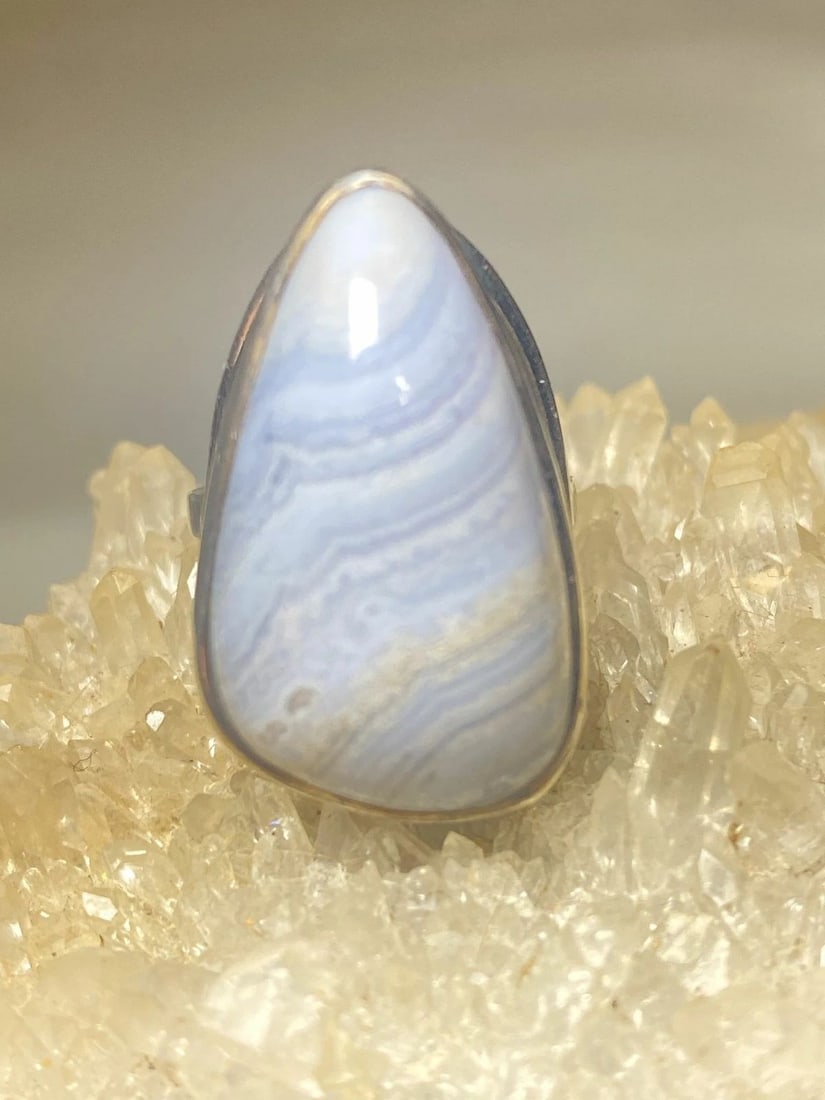 BLUE LACE AGATE RING SIZE 6.25 LONG BAND SOUTHWEST STERLING SILVER WOMEN GIRLS: BLUE LACE AGATE RING SIZE 6.25 LONG BAND SOUTHWEST STERLING SILVER WOMEN GIRLS Blue lace agate ring long band sterling southwest silver women girls Size 6.25 Weight 8.9g Length 1. 1/8" Width. 5/8" Thi