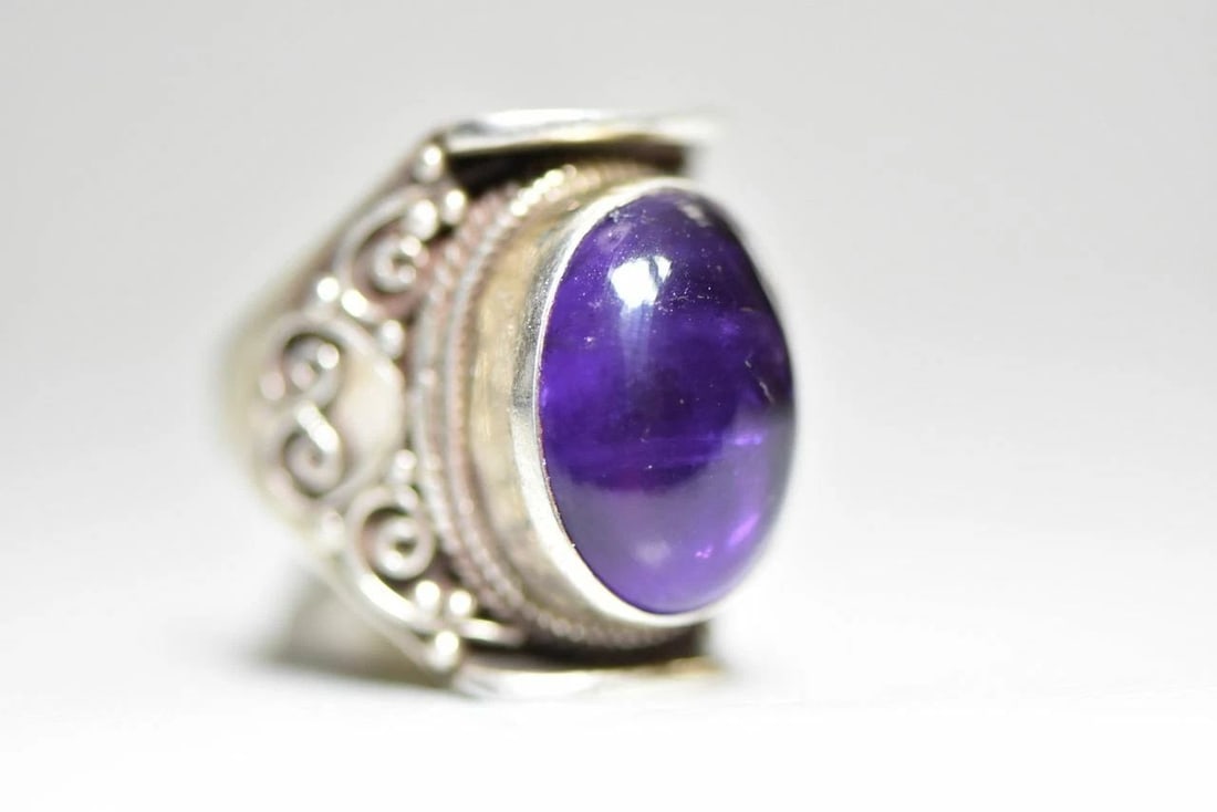 AMETHYST RING STERLING SILVER HEAVY TRIBAL WOMEN MEN SIZE 8.5: AMETHYST RING STERLING SILVER HEAVY TRIBAL WOMEN MEN SIZE 8.5 Amethyst ring sterling silver heavy tribal women men Size 8.5 Adjustable Weight 16.2g Widest Part of the band 7/8" Thinnest Part of the ba