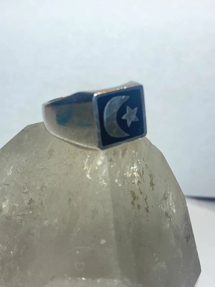 MOON AND STAR RING SOUTHWEST STERLING SILVER WOMEN MEN: MOON AND STAR RING SOUTHWEST STERLING SILVER WOMEN MEN Moon and Star ring southwest sterling silver women men size 10.75 Weight 12.6g Length 1/2" Widest part 5/8" Thinnest back of band 3/16"