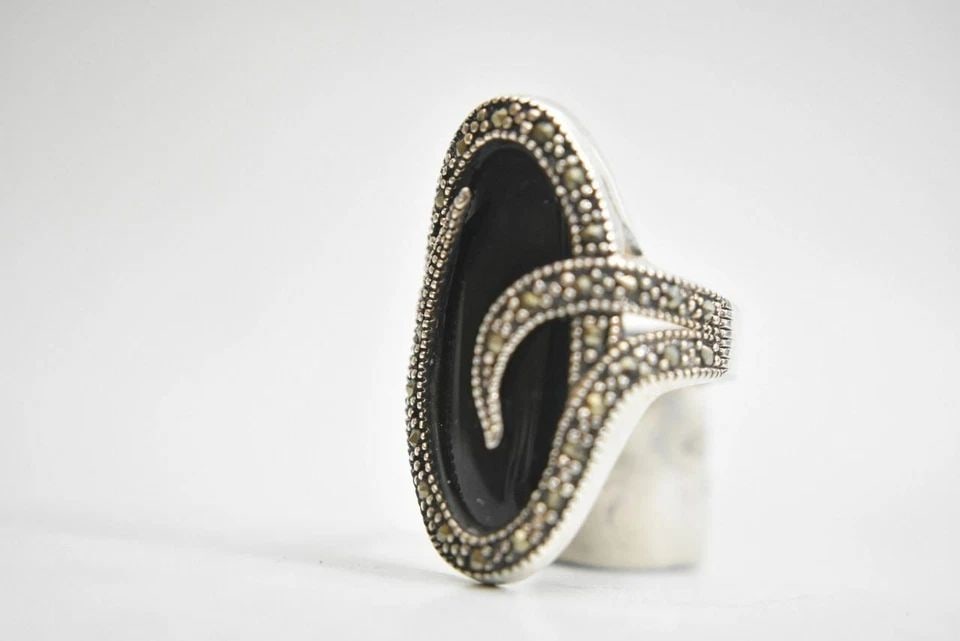 ONYX RING ART DECO MARCASITE BOHO WOMEN STERLING SILVER SIZE 6.75: ONYX RING ART DECO MARCASITE BOHO WOMEN STERLING SILVER SIZE 6.75 onyx ring Art Deco marcasite boho women sterling silver Size 6.75 Weight 6.9g Widest part of ring 1 1/4" Thinnest part of ring 1/8"
