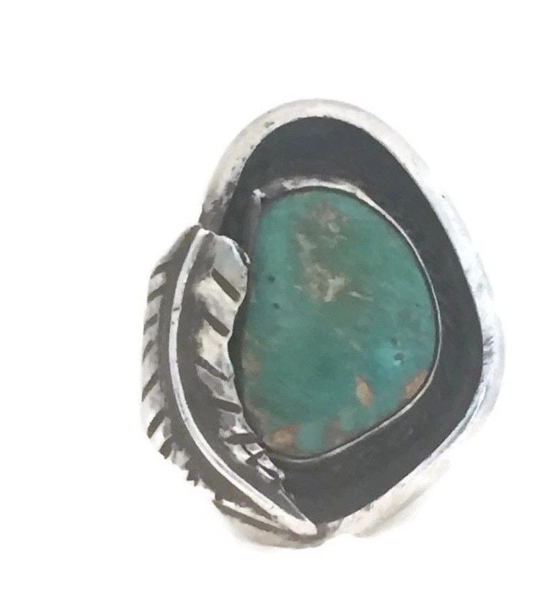 NAVAJO RING TURQUOISE RING SIZE 6.25 FEATHER VINTAGE STERLING SILVER WOMEN: NAVAJO RING TURQUOISE RING SIZE 6.25 FEATHER VINTAGE STERLING SILVER WOMEN Vintage Sterling Silver Southwest Turquoise Ring Size 6.25 Weight 11.6 Length 1 1/4" Width 1" AS IS Band is Slightl