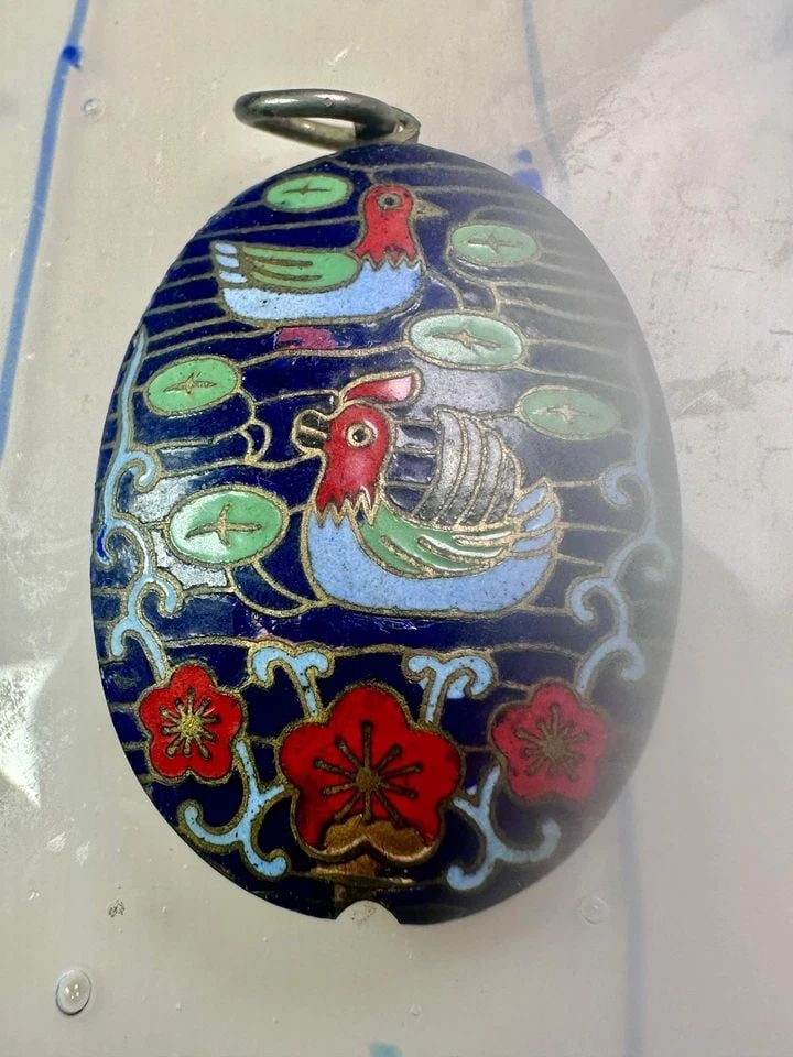 VINTAGE DUCKS SWIMMING IN LAKE W FLOWERS CLOISONNE PENDANT DOUBLE SIDED: VINTAGE DUCKS SWIMMING IN LAKE W FLOWERS CLOISONNE PENDANT DOUBLE SIDED Ducks swimming in lake w flowers Cloisonne pendant Double Sided Length 1 5/8" Diameter. 1 1/8"