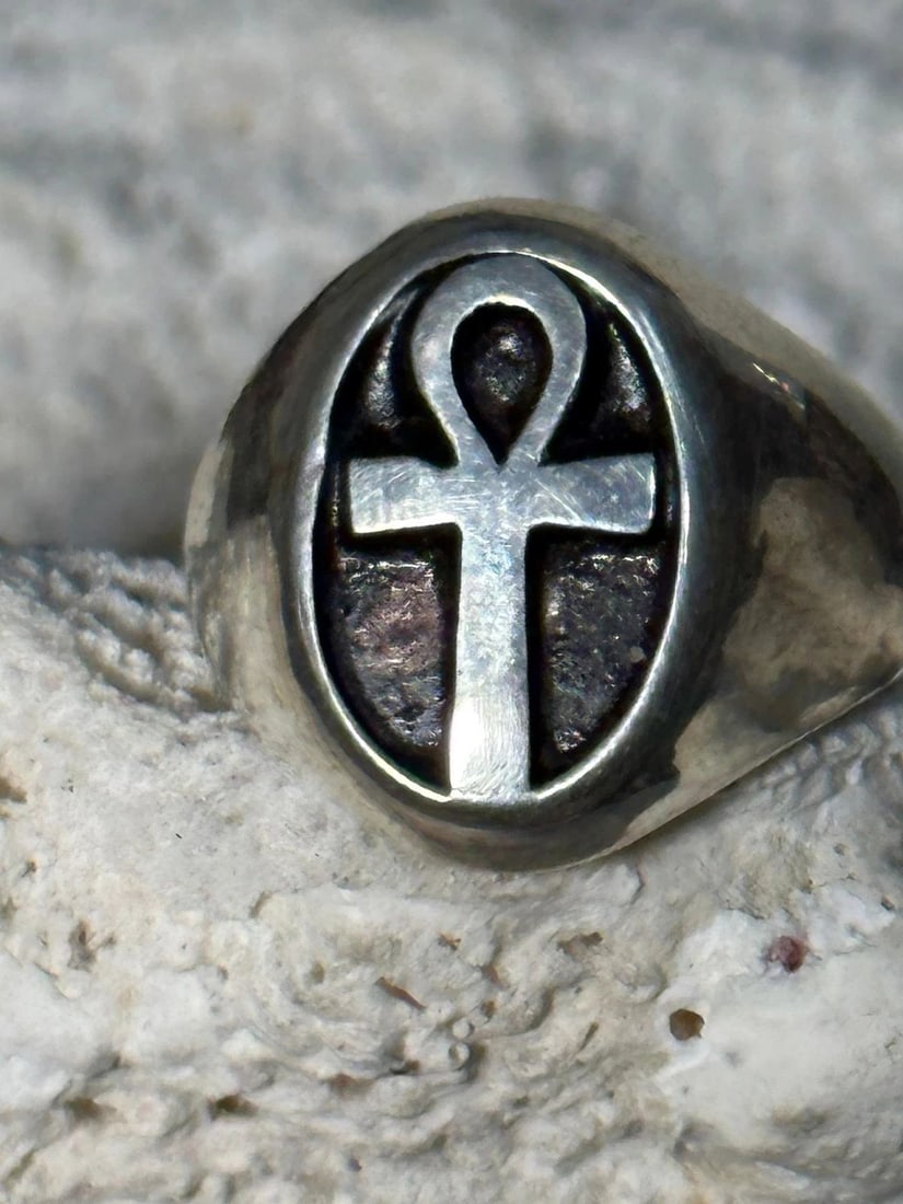 ANKH RING EGYPTIAN LONG LIFE BAND SIZE 8 STERLING SILVER WOMEN MEN: ANKH RING EGYPTIAN LONG LIFE BAND SIZE 8 STERLING SILVER WOMEN MEN Ankh ring Egyptian long life band size 8 sterling silver women men Size 8 Weight. 5g Length 3/4" Width 3/8" Thinnest pat of band 1/8"