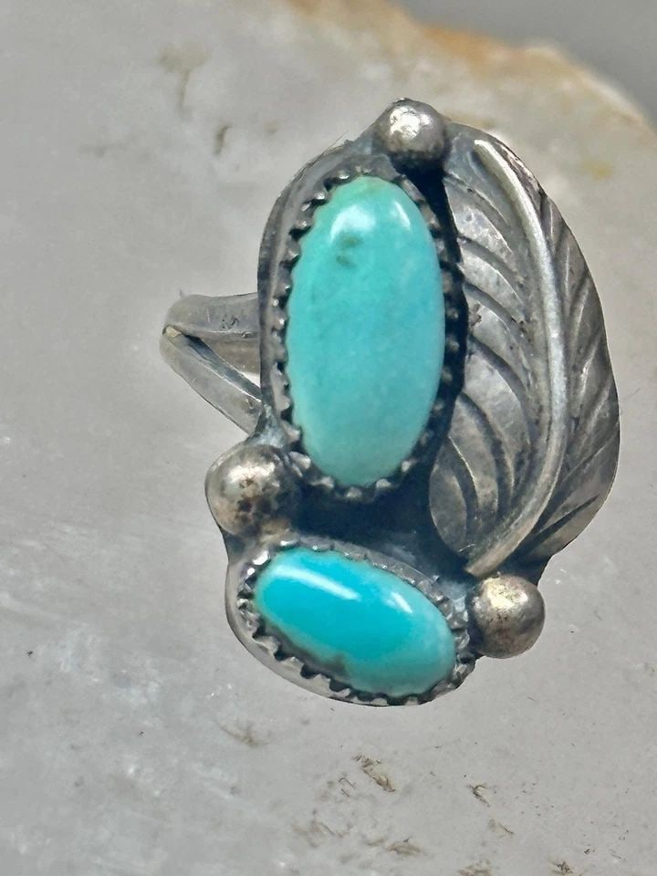 NAVAJO RING FEATHER TURQUOISE SIZE 5 STERLING SILVER WOMEN GIRLS: NAVAJO RING FEATHER TURQUOISE SIZE 5 STERLING SILVER WOMEN GIRLS Navajo ring feather turquoise size 5 sterling silver women girls Size 5 Weight. 4.9g Length 7/8" Width 5/8" Thinnest part of band 1/8"