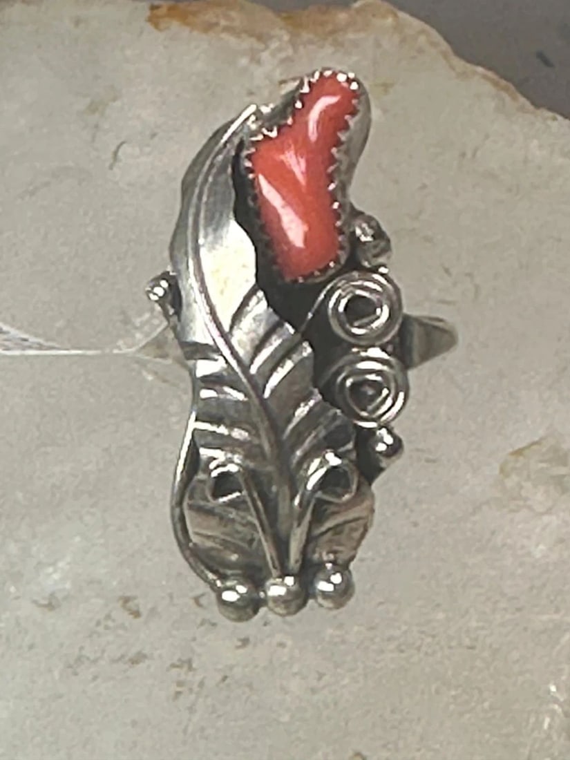 NAVAJO RING CORAL FEATHER SIZE 5.50 ROLANDA MARTINEZ STERLING SILVER WOMEN: NAVAJO RING CORAL FEATHER SIZE 5.50 ROLANDA MARTINEZ STERLING SILVER WOMEN Navajo ring coral feather size 5.50 Rolanda Martinez sterling silver women Size 5.50 Weight. 4.2g Length. 1 1/4" Width 5/8" T