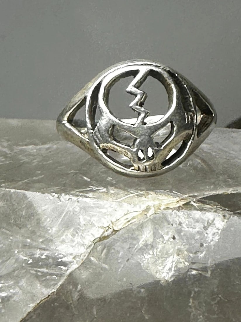 SKULL RING LIGHTENING BOLT BAND SIZE 7 STERLING SILVER WOMEN GIRLS: SKULL RING LIGHTENING BOLT BAND SIZE 7 STERLING SILVER WOMEN GIRLS Skull ring Lightening bolt band size 7 sterling silver women girls Size 7 Weight. 4.2g Width. 5/8" Thinnest part of band 1/2"