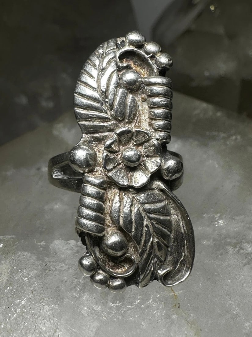 LONG SQUASH BLOSSOM RING NAVAJO SIZE 6 STERLING SILVER WOMEN GIRLS: LONG SQUASH BLOSSOM RING NAVAJO SIZE 6 STERLING SILVER WOMEN GIRLS Long squash blossom ring Navajo size 6 sterling silver women girls Size 6 Weight. 10g Length. 1 1/4" Width. 5/8" Thinnest pat of band