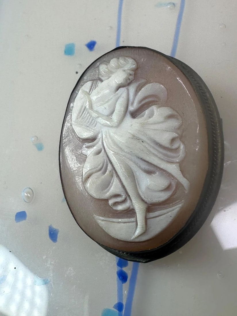 ANTIQUE CAMEO ON SHELL DANCING LADY PENDANT ONLY: ANTIQUE CAMEO ON SHELL DANCING LADY PENDANT ONLY Antique Cameo on Shell Dancing Lady pendant only The pin mechanism is too short to reach the other side where the pin clasp is located Length 1 1/4" Wi