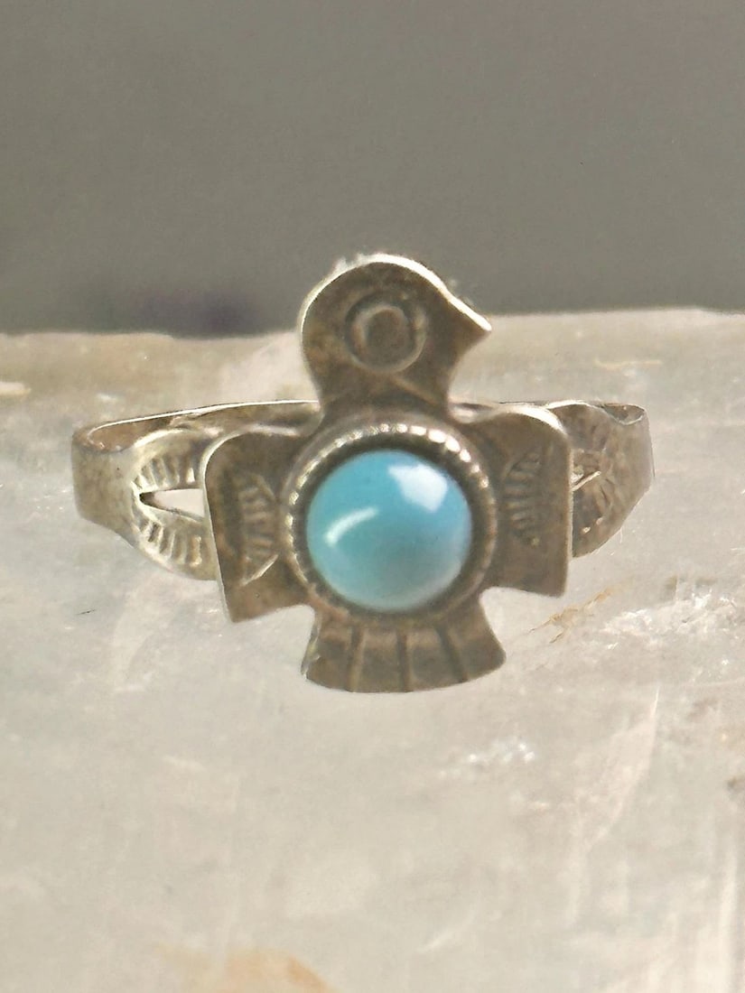 PHOENIX NAVAJO RING TURQUOISE SIZE 5.50 STERLING SILVER WOMEN GIRLS: PHOENIX NAVAJO RING TURQUOISE SIZE 5.50 STERLING SILVER WOMEN GIRLS Phoenix Navajo ring turquoise size 5.50 sterling silver women girls Size 5.50 Weight 1.8g Length 1/2" Width 3/8" Band in Back 1/8"
