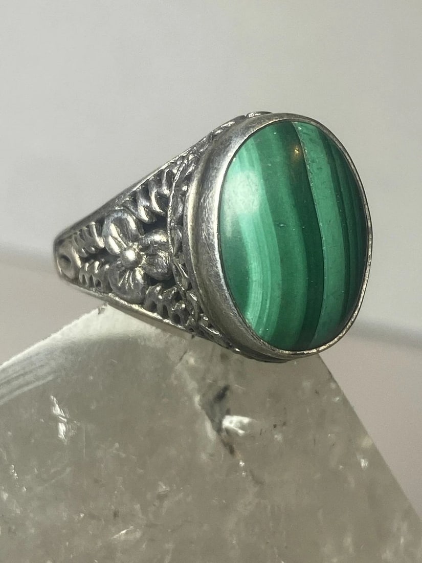 MALACHITE RING SOUTHWESTERN STERLING SILVER GIRLS WOMEN MEN: MALACHITE RING SOUTHWESTERN STERLING SILVER GIRLS WOMEN MEN Malachite ring southwestern sterling silver girls women men Size 8 Weight 7.4g Length. 11/16" Width. 1/2" Thinnest part of band 1/8"