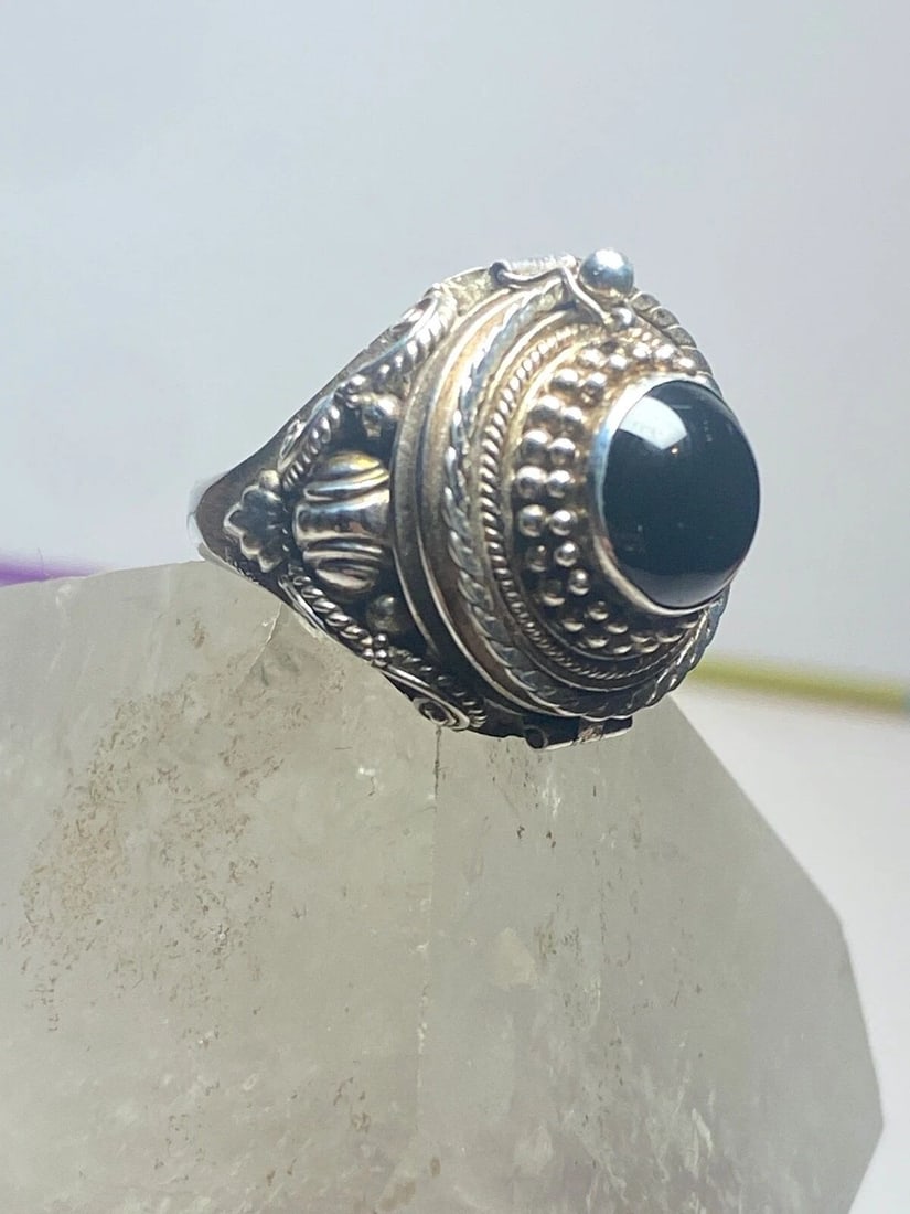 POISON RING ONYX STERLING SILVER WOMEN GIRLS SIZE 6.25: POISON RING ONYX STERLING SILVER WOMEN GIRLS SIZE 6.25 Poison ring onyx sterling silver women girls AS IS The lid stays closed tightly but see the last 2 photos the edge of the interior of the compart