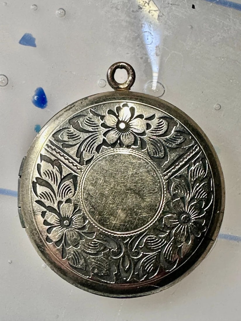 VINTAGE ROUND PHOTO LOCKET FLORAL WOMEN PENDANT SIGNED 1/20 12K GF LAROCO: VINTAGE ROUND PHOTO LOCKET FLORAL WOMEN PENDANT SIGNED 1/20 12K GF LAROCO Vintage Round Photo Locket floral women pendant Signed 1/20 12K GF Laroco Not New and Old Worn Diameter 1 1/8"