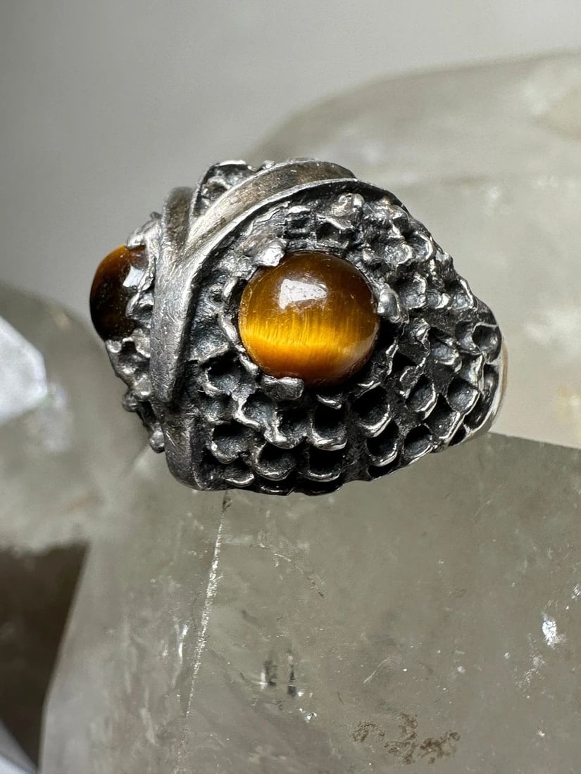 OWL RING TIGER EYE SIZE 8.75 STERLING SILVER WOMEN: OWL RING TIGER EYE SIZE 8.75 STERLING SILVER WOMEN Owl ring tiger eye size 7 sterling silver women Size 7 Between a size 7 and a size 7.25 Weight. 11.9g Width. 1" Thinnest pat of band 1/8"