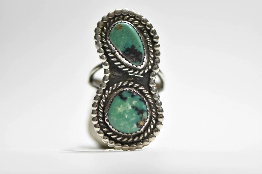 LONG TURQUOISE RING NAVAJO SOUTHWEST STERLING SILVER WOMEN SIZE 7.75: LONG TURQUOISE RING NAVAJO SOUTHWEST STERLING SILVER WOMEN SIZE 7.75 long turquoise ring Navajo southwest tribal sterling silver women girls Size 7.75 Weight 8.5g Widest part of band 1 1/2" Thinnest p