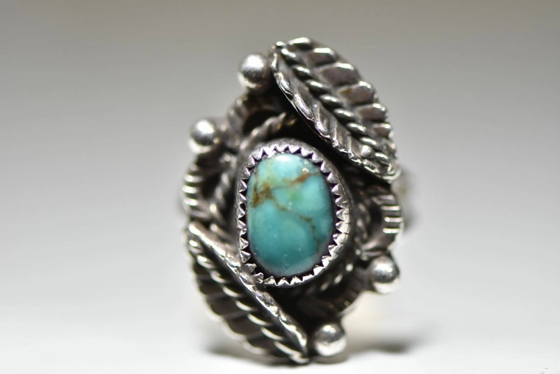 NAVAJO RING TURQUOISE LONG PINKY STERLING SILVER WOMEN GIRLS: NAVAJO RING TURQUOISE LONG PINKY STERLING SILVER WOMEN GIRLS Navajo ring turquoise long pinky sterling silver women girls Size 6 Weight 6.3g Length of the front of ring 1 . 1/8" Width of the front of 