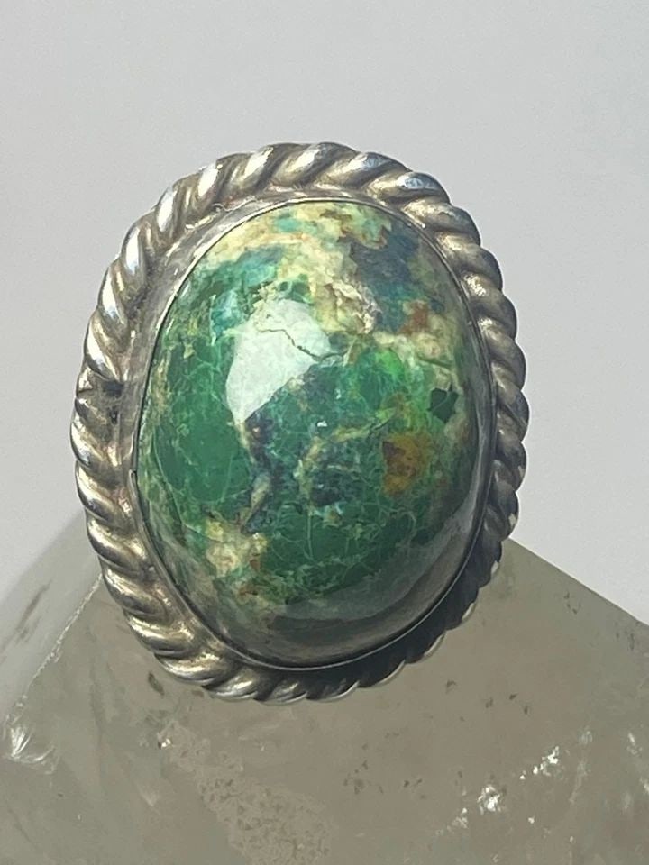 GREEN DOME RING MEXICO BAND STERLING SILVER WOMEN GIRLS: GREEN DOME RING MEXICO BAND STERLING SILVER WOMEN GIRLS Green dome ring Mexico band sterling silver women girls Size 4.25 Between a size 4.25 and a size 4.50 Weight 12.7g Length 1. 1/8 Width 7/8" Thin
