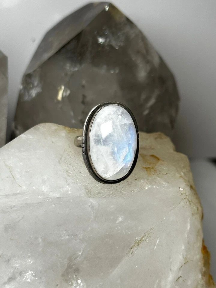 MOONSTONE RING SIZE 5.50 SOUTHWEST STERLING SILVER WOMEN: MOONSTONE RING SIZE 5.50 SOUTHWEST STERLING SILVER WOMEN Moonstone ring size 5.50 sterling silver women Size 5.50 Weight 7.1g Length. 7/8" Width 1/2" Thinnest part of band 1/8"