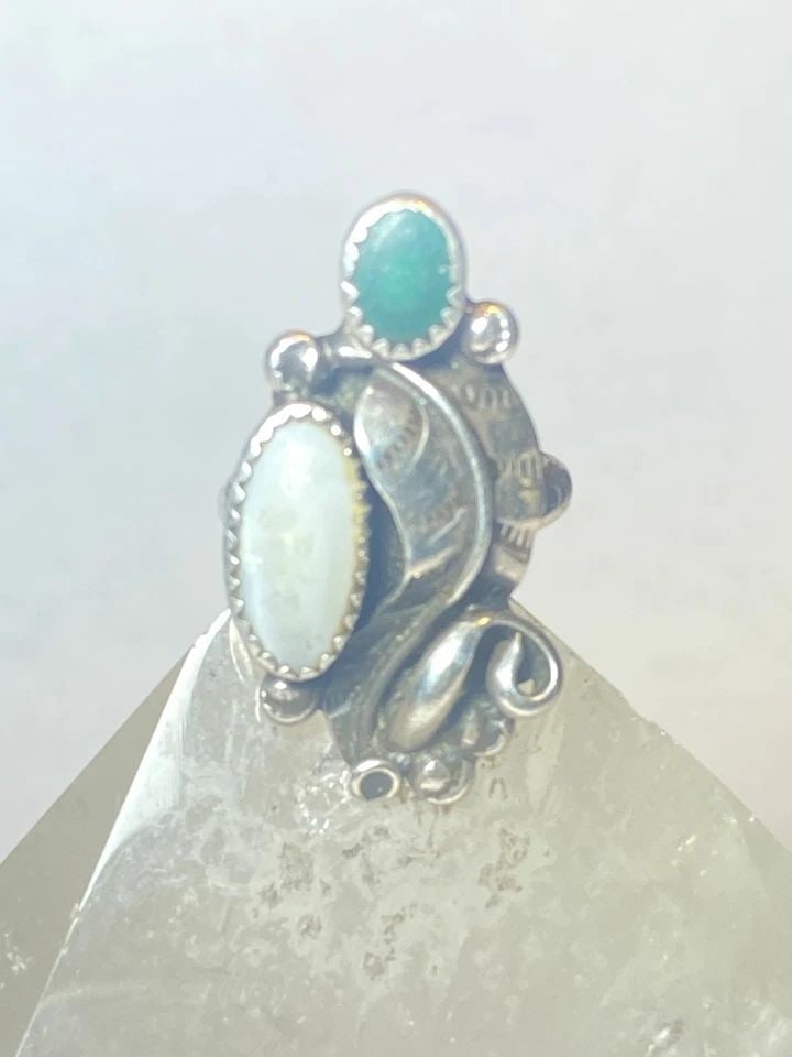 TURQUOISE RING LONG NAVAJO MOP LEAVES FEATHER SOUTHWEST STERLING SILVER WOMEN: TURQUOISE RING LONG NAVAJO MOP LEAVES FEATHER SOUTHWEST STERLING SILVER WOMEN Turquoise ring long MOP leaves feather southwest sterling silver women Size 6 Weight 8.1g Length 1 3/8" Width 5/8" Thinnes