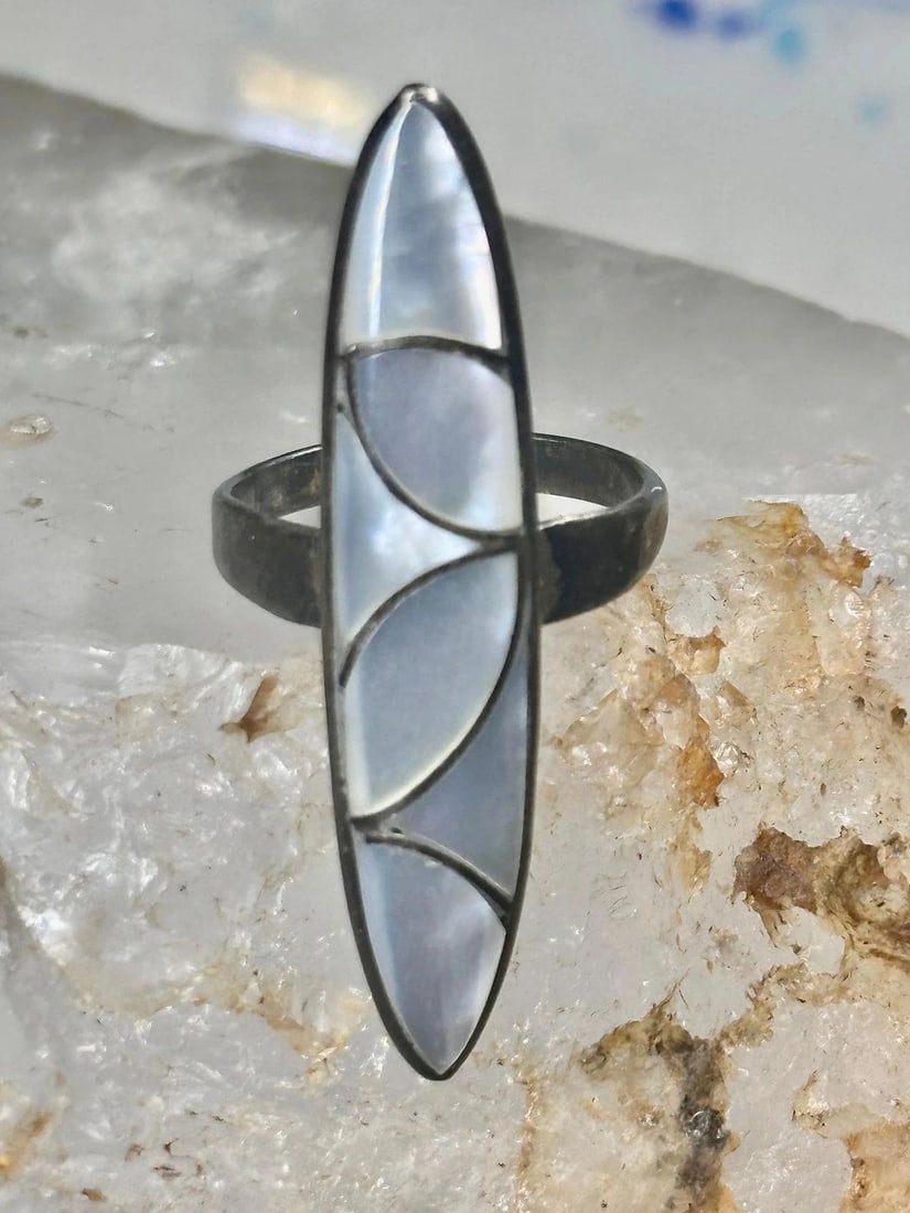 NAVAJO LONG RING MOP SIZE 6 STERLING SILVER WOMEN GIRLS: NAVAJO LONG RING MOP SIZE 6 STERLING SILVER WOMEN GIRLS Zuni long ring MOP size 6 sterling silver women girls Size 6 Weight 4.4g Length. 1 5/8" Width 3/8" Thinnest part of band in back. 1/8"
