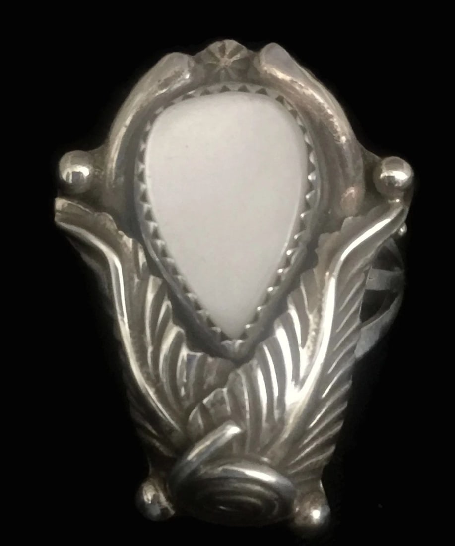 VINTAGE MOTHER OF PEARL MOP STERLING SILVER SOUTHWEST TRIBAL RING SIZE 7.7 7.3G: VINTAGE MOTHER OF PEARL MOP STERLING SILVER SOUTHWEST TRIBAL RING SIZE 7.7 7.3G Vintage Long Mother of Pearl MOP Teardrop Handmade Ring Sterling Silver Southwest Ring Size 7.75 Weight 9.7g Length 1 1/