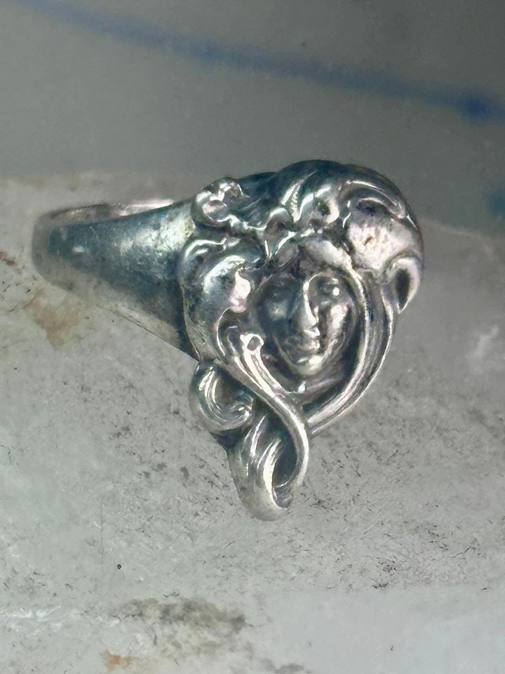 VINTAGE FACE RING FIGURATIVE BAND SIZE 6.50 STERLING SILVER WOMEN GIRLS: VINTAGE FACE RING FIGURATIVE BAND SIZE 6.50 STERLING SILVER WOMEN GIRLS Vintage face Ring figurative band size 6.50 sterling silver women girls Size 6.50 Weight 5.3g length 5/8" Width. 1/2" Thinnest p