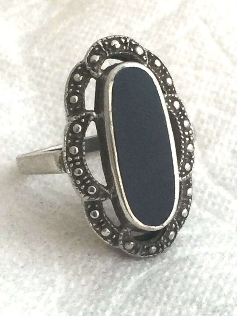 VINTAGE STERLING SILVER ONYX MARCASITE ART DECO RING SIZE 7.75 7.8G: VINTAGE STERLING SILVER ONYX MARCASITE ART DECO RING SIZE 7.75 7.8G Vintage Sterling Silver Onyx Marcasite Art Deco Ring Size 7.75 Weight 7.8 Length 1 3/32" Width 5/8" Free First Class shipping and po