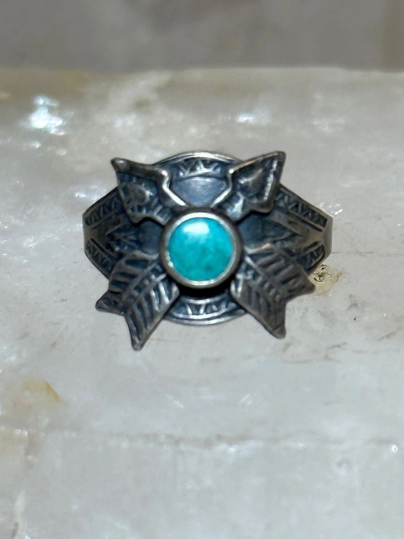 TURQUOISE RING CROSSED ARROWS SIZE 2.50 STERLING SILVER WOMEN: TURQUOISE RING CROSSED ARROWS SIZE 2.50 STERLING SILVER WOMEN Turquoise ring crossed arrows size 2.50 sterling silver women Size 2.50 Lots of patina if you want the ring polished do let me know as I w