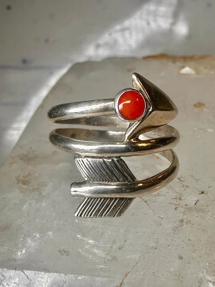 ARROW RING CORAL BAND SIZE 8 SOUTHWEST WRAPS AROUND STERLING SILVER: ARROW RING CORAL BAND SIZE 8 SOUTHWEST WRAPS AROUND STERLING SILVER Arrow ring coral band size 8 southwest wraps around sterling silver Size 8 Weight 4.9g Band Width 3/4" Thinnest part of band in the 