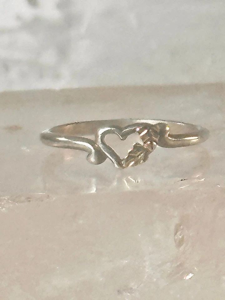 BLACK HILLS GOLD RING HEART LEAVES BAND VALENTINE LOVE RING SIZE 6.7 STERLING SI: BLACK HILLS GOLD RING HEART LEAVES BAND VALENTINE LOVE RING SIZE 6.7 STERLING SI Black Hills Gold ring heart leaves band Valentine love ring size 6.75 Sterling silver women girls Size 6.75 Weight 1.3g
