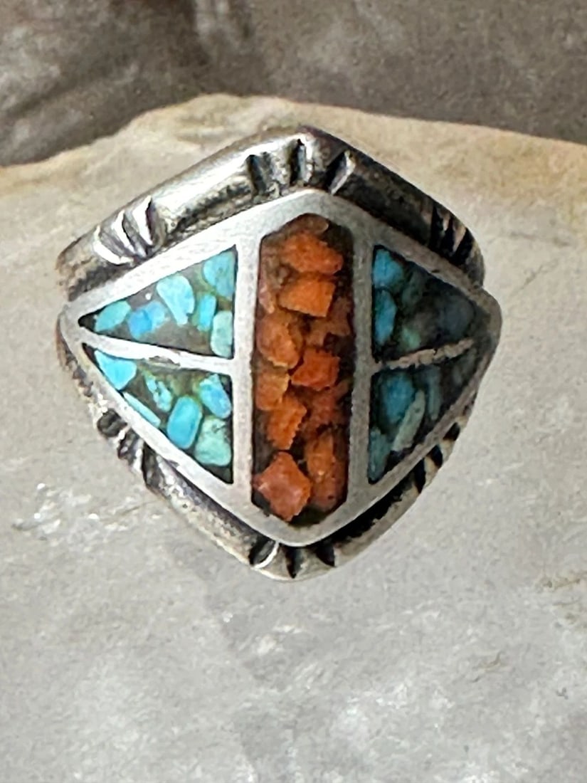CIGAR BAND RING SIZE 4 PINKY TURQUOISE CORAL CHIPS SOUTHWESTERN STERLING SILVER: CIGAR BAND RING SIZE 4 PINKY TURQUOISE CORAL CHIPS SOUTHWESTERN STERLING SILVER Cigar band ring size 4 pinky turquoise coral chips southwestern sterling silver women Size 4 Weight 7.7g Widest part. 5/