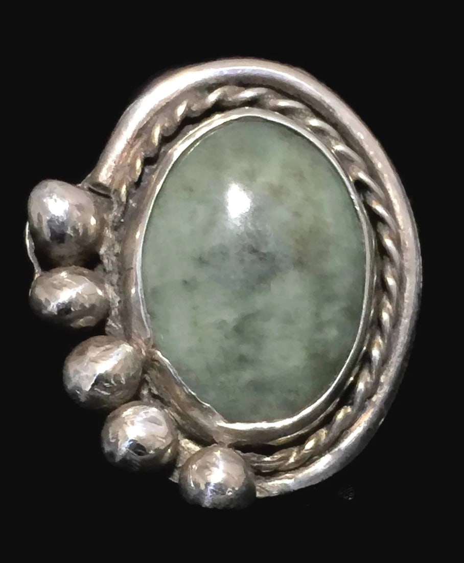 VINTAGE STERLING SILVER SOUTHWEST TRIBAL GREENISH AGATE RING SIZE 6.75 9.1G: VINTAGE STERLING SILVER SOUTHWEST TRIBAL GREENISH AGATE RING SIZE 6.75 9.1G Vintage Sterling Silver Southwest Tribal Greenish Agate Ring Rope & Ball Detailing for Setting Size 6.75 Weight 9.1g Length 