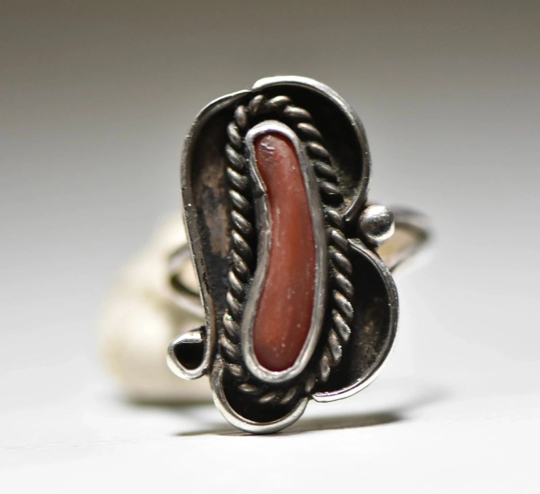 CORAL RING SIZE 6.75 NAVAJO LONG SOUTHWEST STERLING SILVER WOMEN: CORAL RING SIZE 6.75 NAVAJO LONG SOUTHWEST STERLING SILVER WOMEN Coral ring Navajo long southwest sterling silver women Size 6.75 Between a size 6.75 and a size 7 Weight 5.3g Length of the front 1 1/8