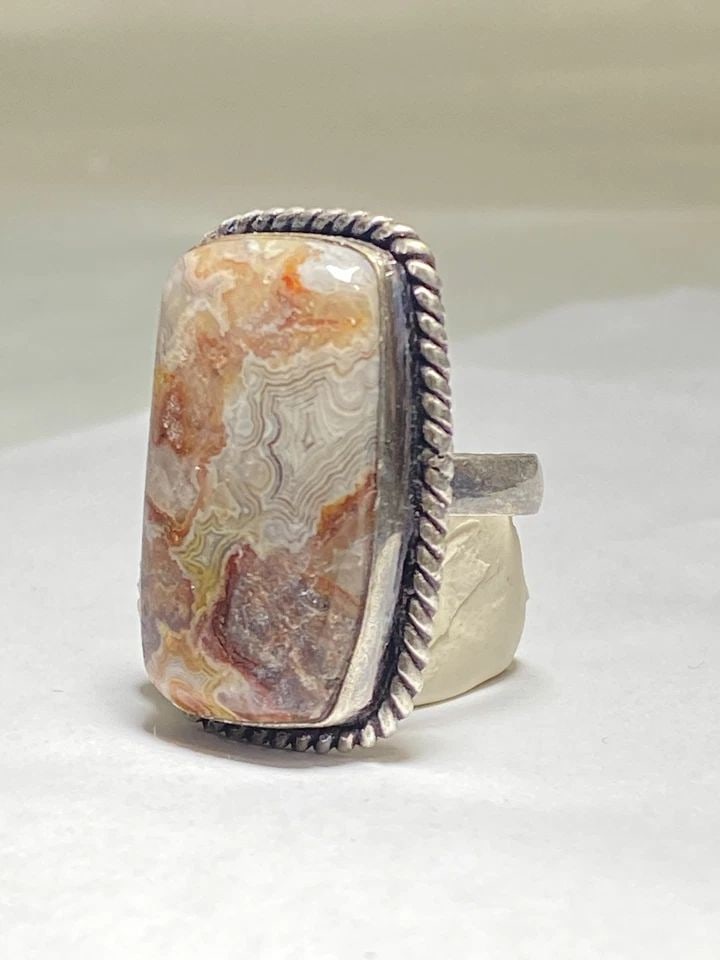 AGATE RING STERLING SILVER ROPE DESIGN SIZE 6: AGATE RING STERLING SILVER ROPE DESIGN SIZE 6 Agate ring Sterling Silver Rope Design Size 6 Weight 11.4g Length 1 1/4" Width 3/4" Thinnest part of the band 5/32"