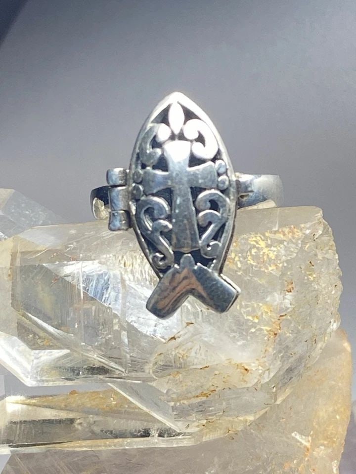 POISON RING SIZE 7.50 CROSS FISH BAND STERLING SILVER WOMEN: POISON RING SIZE 7.50 CROSS FISH BAND STERLING SILVER WOMEN Poison ring cross fish band sterling silver women Size 7.50 Weight 6.6g Length. 7/8" Width 1/2" Thinnest part of band. 1/8"