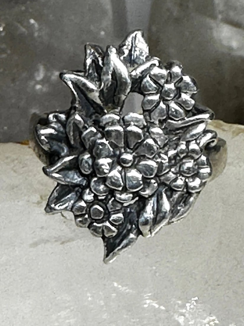 FLORAL RING SIZE 8.50 BAND STERLING SILVER WOMEN: FLORAL RING SIZE 8.50 BAND STERLING SILVER WOMEN Floral ring size 8.50 band sterling silver women Size 8.50 Weight. 6.4g Length 1" Width 3/4" Thinnest part of band 1/8"