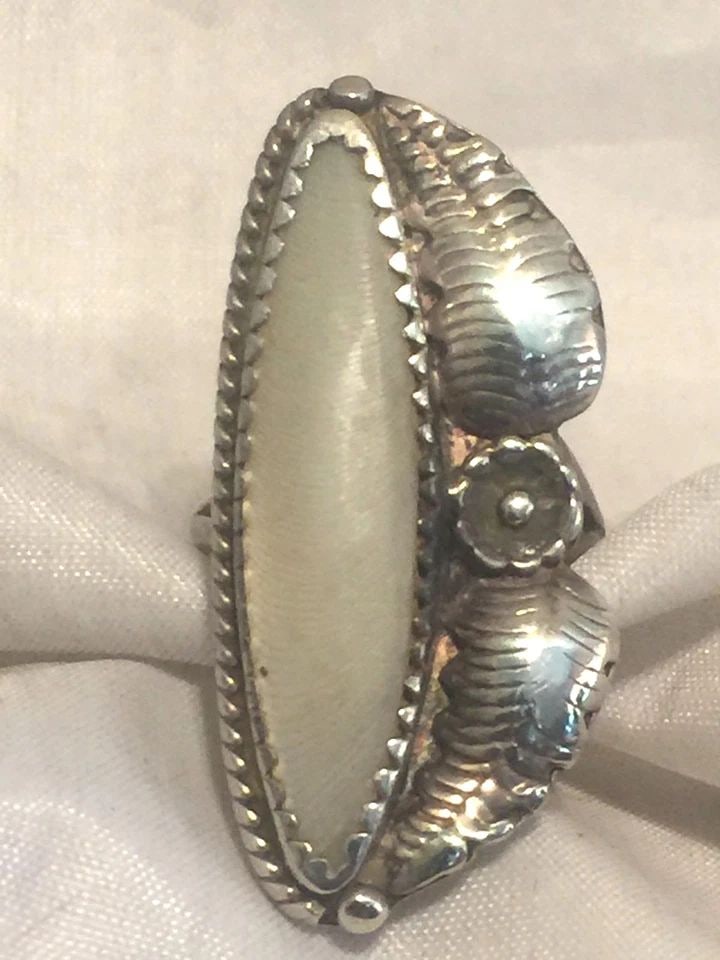 VINTAGE STERLING SILVER SOUTHWEST TRIBAL RING LONG MOP LEAVES SIZE 5.5 5.6G: VINTAGE STERLING SILVER SOUTHWEST TRIBAL RING LONG MOP LEAVES SIZE 5.5 5.6G Vintage Sterling Silver Southwest Tribal Ring LONG MOP Leaves Size 5.5 5.6g Blossom Size 5.5 Weight 5.6g Length 1 3/8" Width