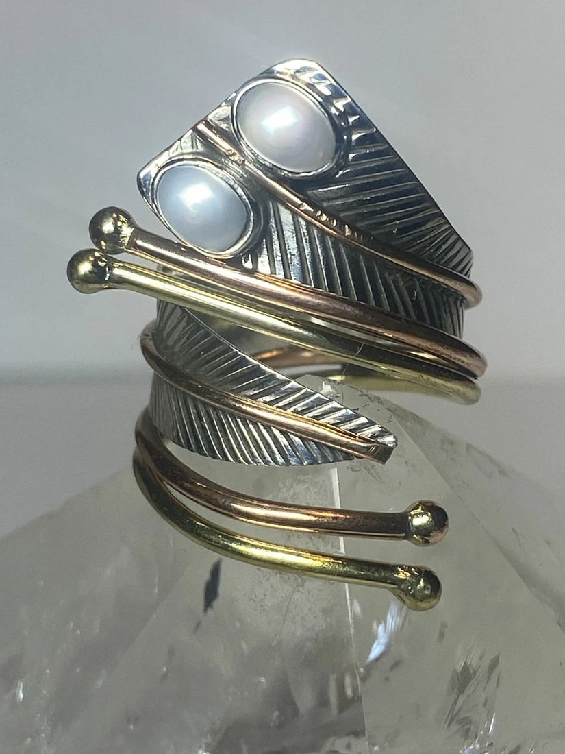 PEARL WRAP AROUND RING LEAF BAND STERLING SILVER WOMEN GIRLS: PEARL WRAP AROUND RING LEAF BAND STERLING SILVER WOMEN GIRLS Pearl wrap around ring leaf band sterling silver women girls Detailed with overlay of other metals perhaps brass and copper Size 8.75 Weigh