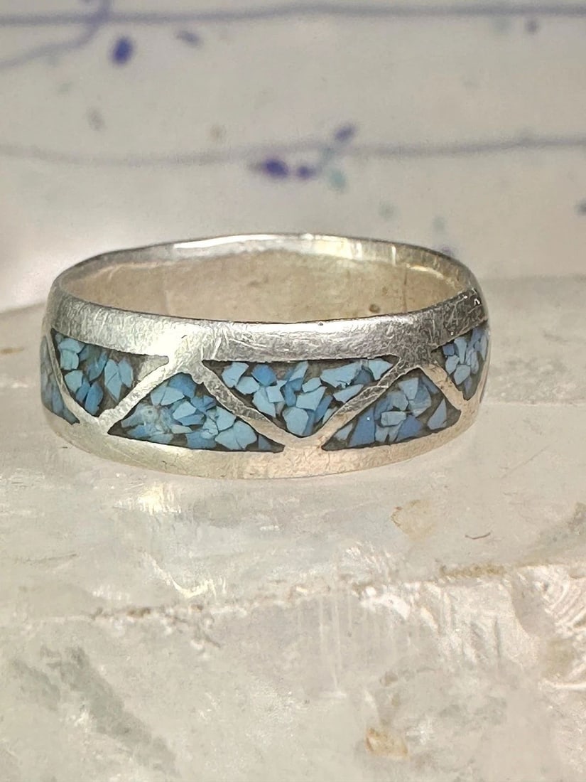 ZUNI RING WEDDING BAND TURQUOISE CHIPS SIZE 9 STERLING SILVER WOMEN MEN: ZUNI RING WEDDING BAND TURQUOISE CHIPS SIZE 9 STERLING SILVER WOMEN MEN Zuni ring wedding band turquoise chips size 9 sterling silver women men Size 9 Weight 3.9g Width 1/4"