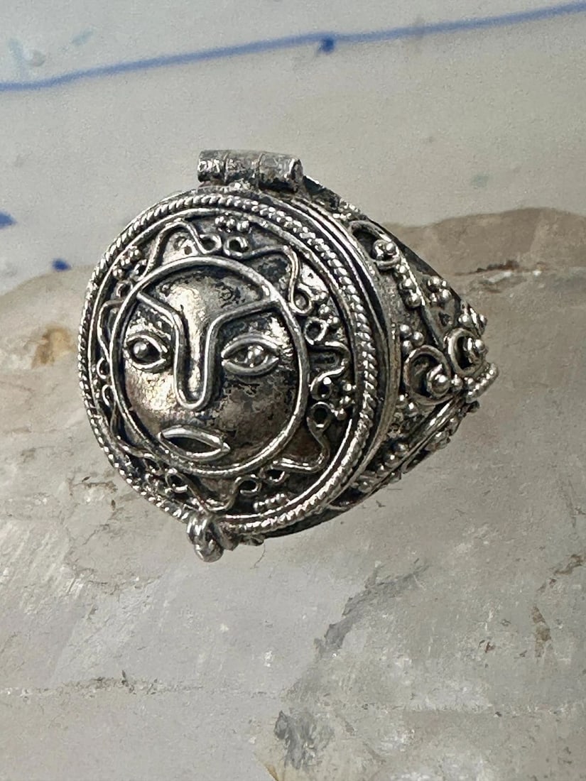 POISON RING FACE SIZE 6.50 STERLING SILVER BOHO WOMEN: POISON RING FACE SIZE 6.50 STERLING SILVER BOHO WOMEN Poison ring face size 6.50 sterling silver bohowomen Size 6.50 Weight 8.2g Length. 1" Width 3/4" Thinnest part of band in back 1/8"
