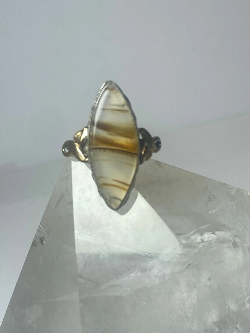 LONG AGATE RING STERLING SILVER DETAILED W 10K WOMEN GIRLS: LONG AGATE RING STERLING SILVER DETAILED W 10K WOMEN GIRLS Long Agate ring sterling silver detailed w 10K women girls signed Clark and Combs Size 5.25 Weight 3g Length 7/8" Width 3/8" Thinest part 1/8